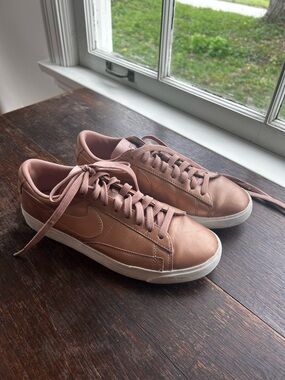 Nike Blazer Low in Rose Gold